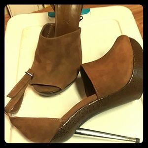BCBG MAXAZRIA SUEDE LIKE NEW Suede heels